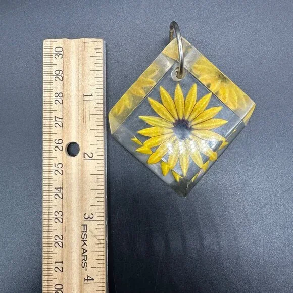 Vintage Carved Lucite Pendant Key Ring Yellow Daisy Flower Power 1970s Retro - Picture 10 of 11